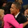 Barack Obama embrasse sa femme Michelle à l'issue du second débat présidentiel à la Hofstra University. Hempstead, le 16 octobre 2012.