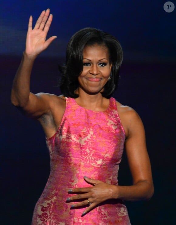 Michelle Obama, habillée d'une robe Tracy Reese, salue la foule à l'issue de son intervention lors de la Convention du Parti Démocrate à Charlotte (Caroline du Nord). Le 4 septembre 2012.