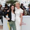 Kristen Stewart et Kirsten Dunst lors du photocall du film Sur la route au festival de Cannes 2012