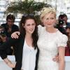 Kristen Stewart et Kirsten Dunst lors du photocall du film Sur la route au festival de Cannes 2012