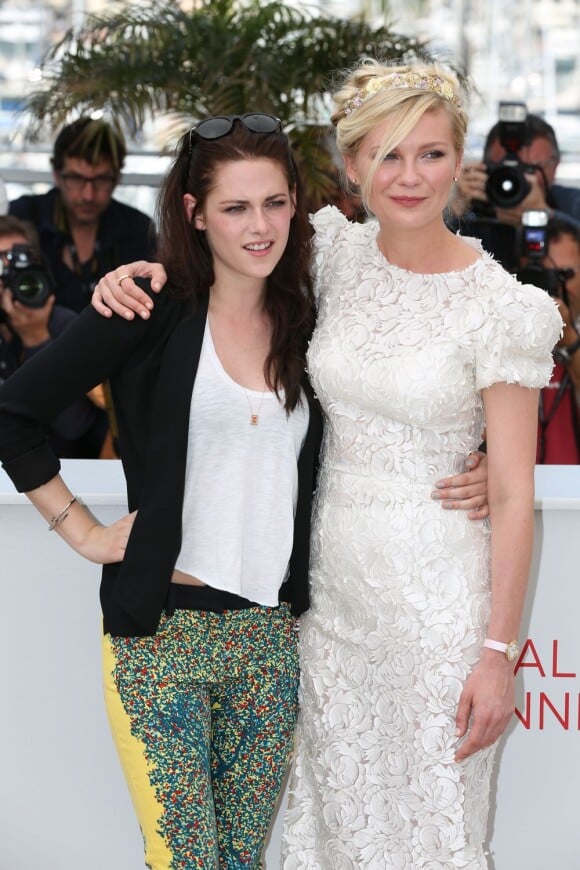 Kristen Stewart et Kirsten Dunst lors du photocall du film Sur la route au festival de Cannes 2012