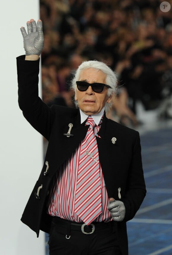 Karl Lagerfeld à l'issue du défilé Chanel prêt-à-porter printemps-été 2013 au Grand Palais. Paris, le 2 octobre 2012.