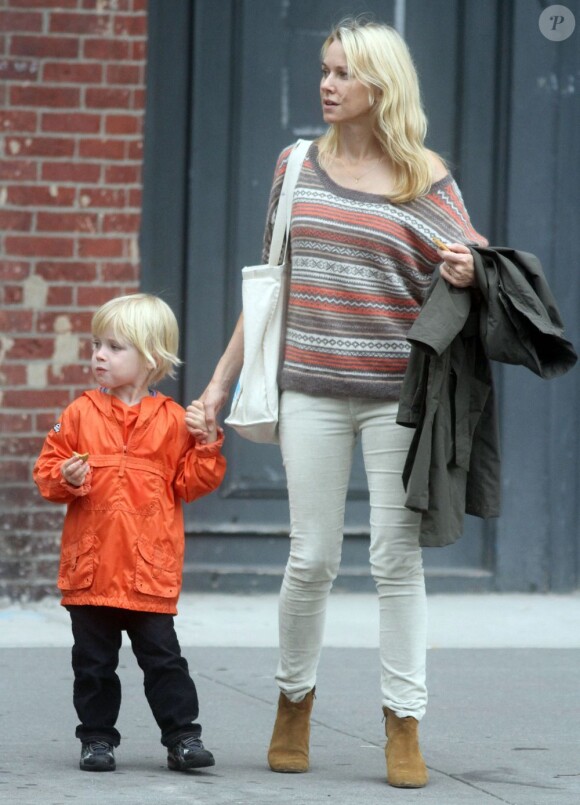 Naomi Watts, maman stylée avec son fils Samuel à New York, porte un sweater Splendid sur un jean blanc assorti à son cabas et des bottines Isabel Marant. Le 15 octobre 2012.