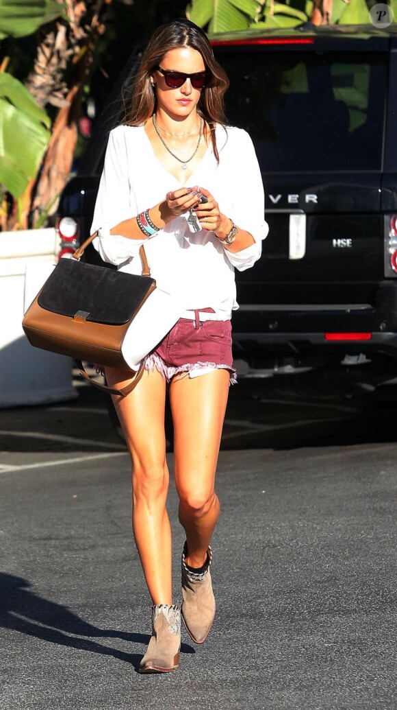 Alessandra Ambrosio à Beverly Hills, porte un chemisier blanc sur un mini-short One Teaspoon, des bottines beiges et un sac Céline. Le 16 octobre 2012.