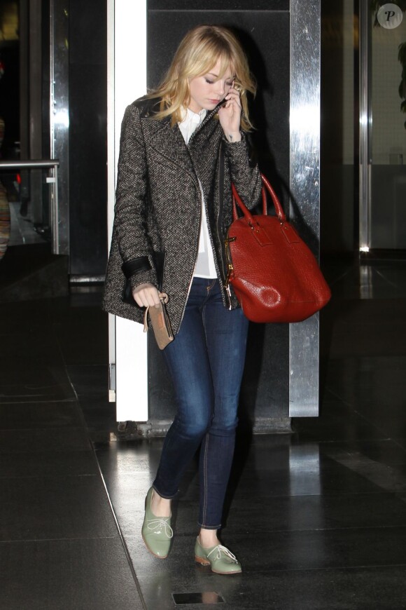 Exclusif - Emma Stone, craquante avec son manteau Maje et un sac Burberry au bras à Los Angeles. Le 17 octobre 2012.