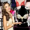 Alessandra Ambrosio révèle le soutien-gorge Floral Fantasy et sa ceinture à New York, le 18 octobre 2012.