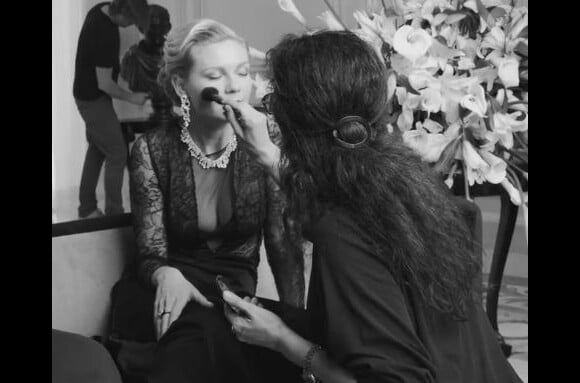 Retouches maquillage pour Kirsten Dunst, sur le tournage de la publicité du parfum Mon Jasmin Noir de Bulgari.