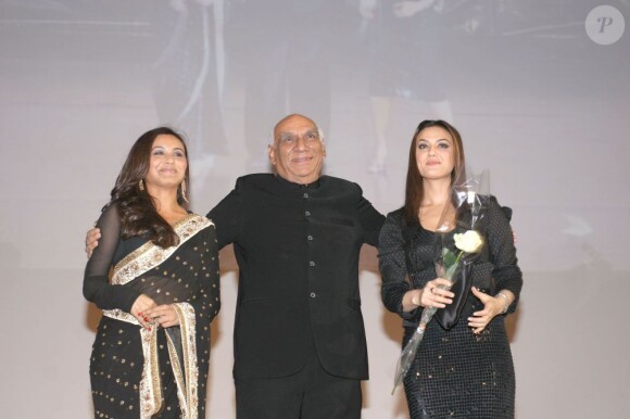 Yash Chopra avec les actrices Preity Zinta et Rani Mukherjee à Paris le 26 avril 2012