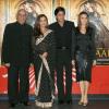 Yash Chopra, avec les acteurs Preity Zinta, Shah Rukh Khan et Rani Mukherjee à Paris le 26 avril 2006