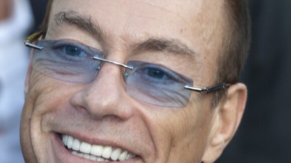 Jean-Claude Van Damme inaugure sa statue : Emu, il fait une belle boulette