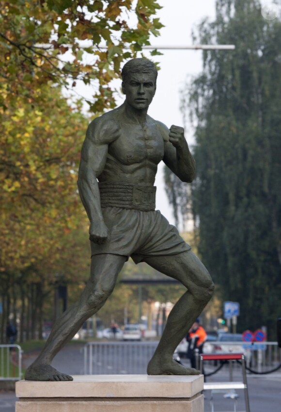La statue de bronze à l'effigie de Jean-Claude Van Damme à Anderlecht, le 21 octobre 2012.