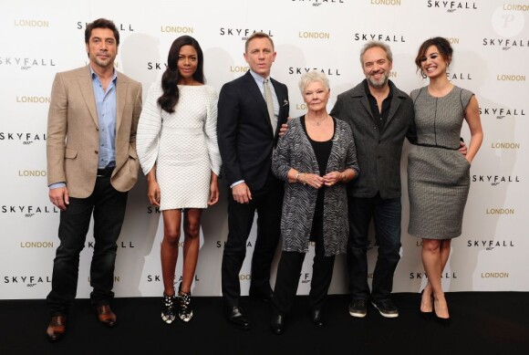 Javier Bardem, Naomie Harris, Daniel Craig, Judi Dench, Sam Mendes et Bérénice Marlohe pour le photocall à Londres du film Skyfall le 22 octobre 2012