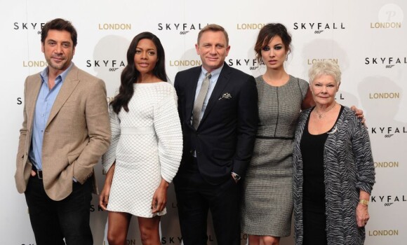 Javier Bardem, Naomie Harris, Daniel Craig, Bérénice Maelohe et Judi Dench  pour le photocall à Londres du film Skyfall le 22 octobre 2012