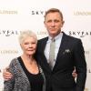 Judi Dench et Daniel Craig pour le photocall à Londres du film Skyfall le 22 octobre 2012