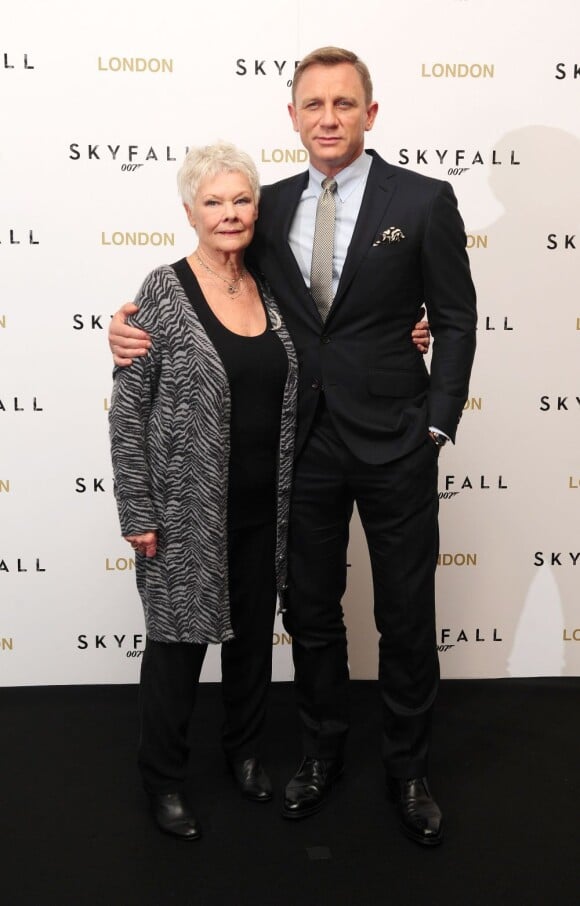 Judi Dench et Daniel Craig pour le photocall à Londres du film Skyfall le 22 octobre 2012