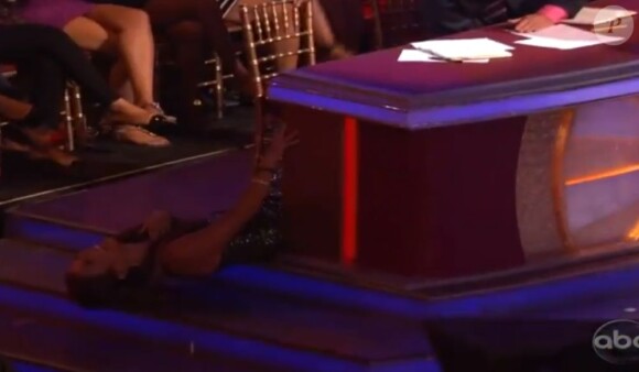 Carrie Ann Inaba par terre sur le plateau de Dancing With The Stars le lundi 22 octobre 2012.