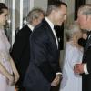 Le prince Charles saluant l'équipe de Skyfall dont Daniel Craig accompagnée de sa femme Rachel Weisz, lors de l'avant-première à Londres du film Skyfall le 23 octobre 2012