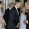 Le prince Charles saluant l'équipe de Skyfall dont Daniel Craig accompagnée de sa femme Rachel Weisz, lors de l'avant-première à Londres du film Skyfall le 23 octobre 2012