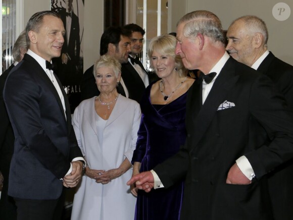 Le prince Charles et la duchesse de Cornouailles Camilla saluant l'équipe du film lors de l'avant-première à Londres du film Skyfall le 23 octobre 2012