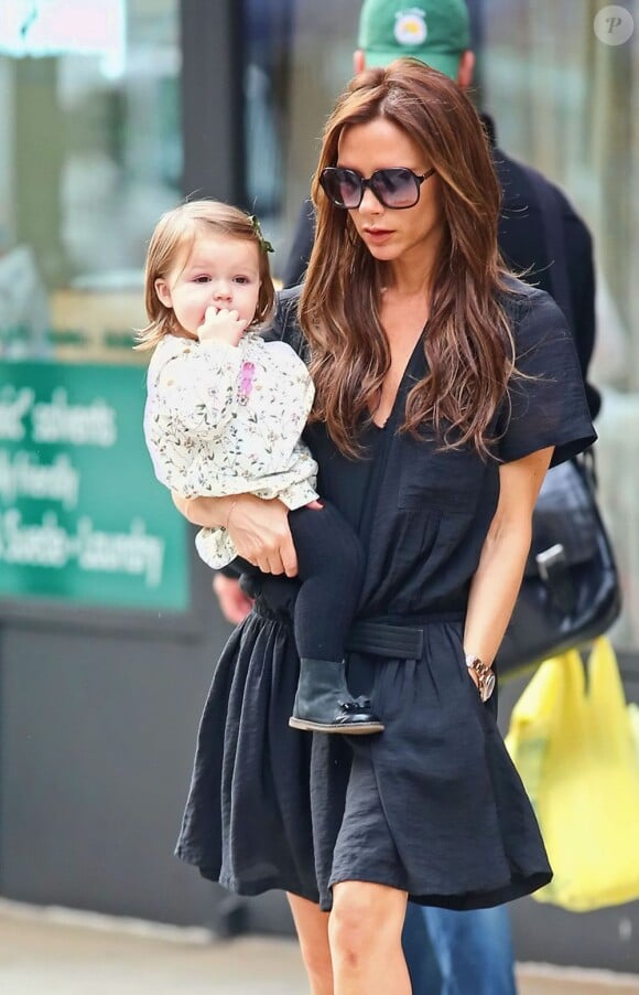 Victoria Beckham et sa fille Harper, aussi lookées l'une que l'autre, se baladent dans les rues de New York le 23 octobre 2012
