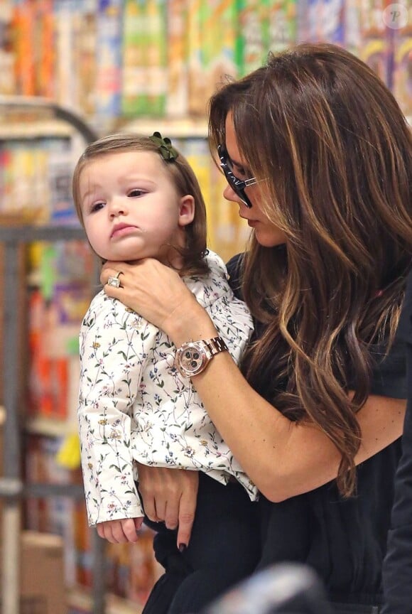 Victoria Beckham et sa fille Harper, complices en plein shopping dans les rues de New York le 23 octobre 2012