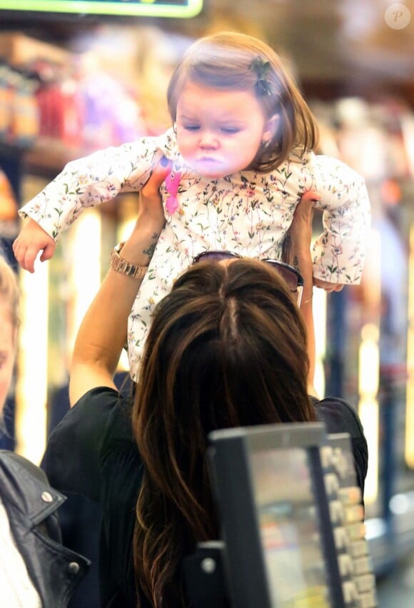 Harper Beckham ne quitte plus les bras de sa maman Victoria ! Ici, lors d'une virée shopping à New York le 23 octobre 2012