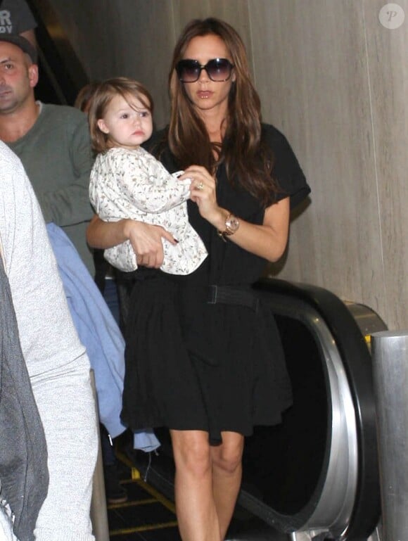 Victoria Beckham et Harper arrivent à l'aéroport de Los Angeles pour prendre un vol en direction de New York. Le 23 octobre 2012 dans la matinée. Photo exclusive.