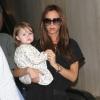 Victoria Beckham et Harper arrivent à l'aéroport de Los Angeles pour prendre un vol en direction de New York. Le 23 octobre 2012 dans la matinée. Photo exclusive.