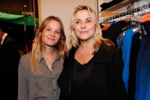 Sophie Favier et sa fille Carla-Marie en octobre 2012 à Paris