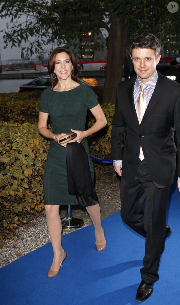 La princesse Mary et le prince Frederik de Danemark. Dîner d'au revoir de la famille royale de Danemark en l'honneur du président de la Slovaquie Ivan Gašparovič et de son épouse Silvia Gašparovičová avant leur départ, le 24 octobre 2012 à l'hôtel Admiral de Copenhague.