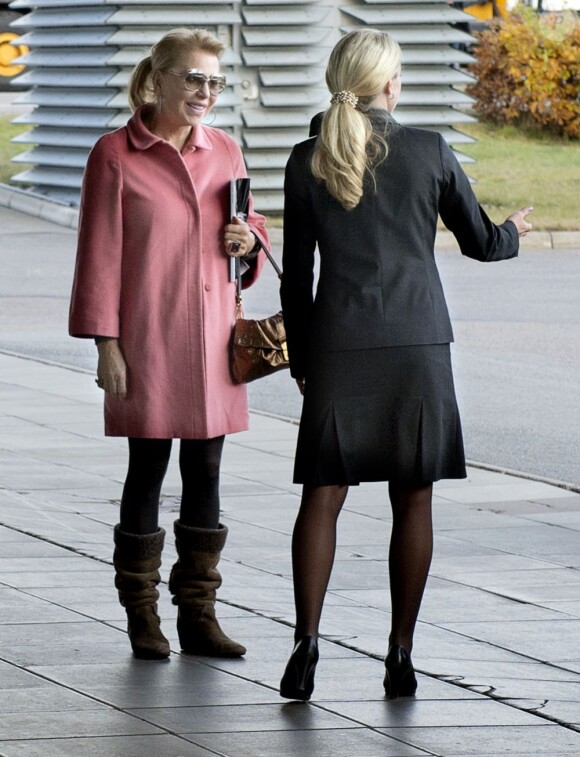 Eva O'Neill arrivant à Stockholm le 25 octobre 2012 pour les fiançailles de la princesse Madeleine et de son fils christopher O'Neill.