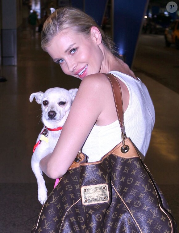 Joanna Krupa à l'aéroport de Miami avec son chien le 21 juin 2012.