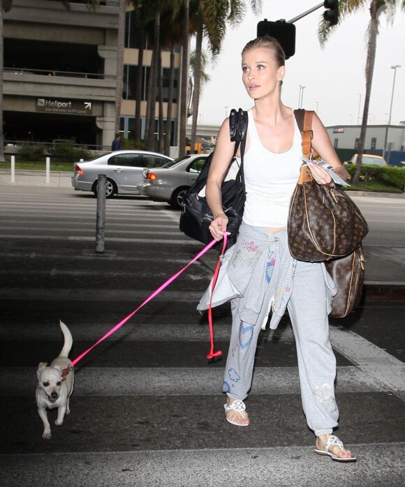 Joanna Krupa et son petit chien à l'aéroport de Los Angeles le 21 juin 2012.