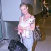 Joanna Krupa arrive à l'aéroport de Mami avec son chien le 21 juin 2012.