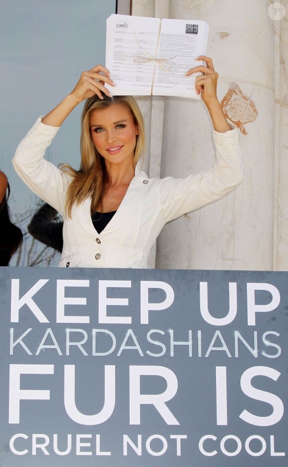 Les mannequins Joanna Krupa et Katie Cleary protestent devant le magasin des Kardashian, le 2 avril 2012.