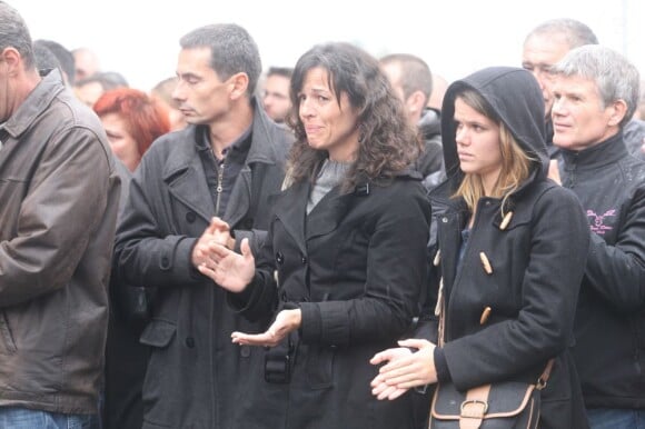 Les proches de Christian Donzé bouleversés lors de ses obsèques en l'église Notre-Dame de La Salette à Grenoble, le 26 octobre 2012.