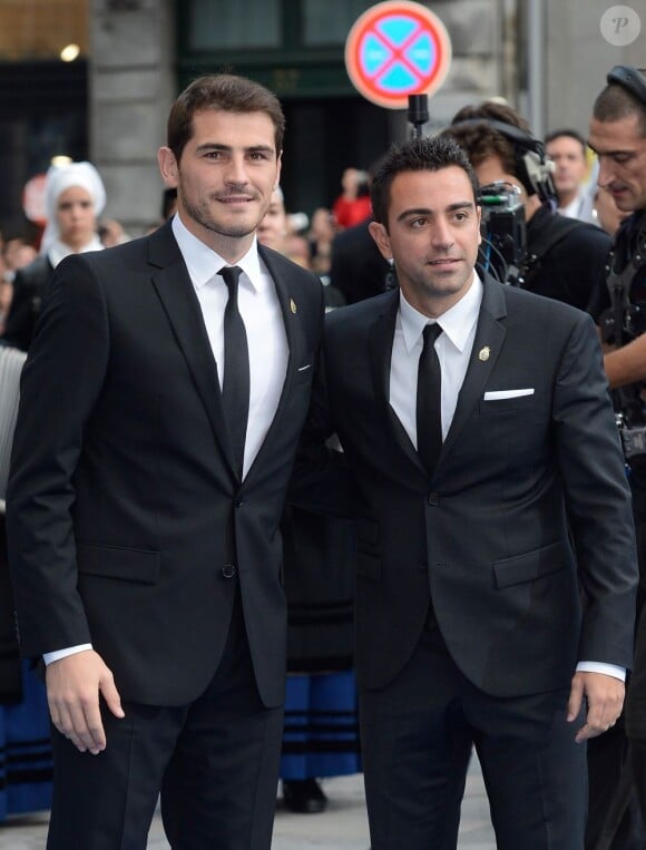 Les footballeurs Iker Casillas et Xavi Hernandez arrivent à la remise des Prix Prince des Asturies à Oviedo le 26 octobre 2012