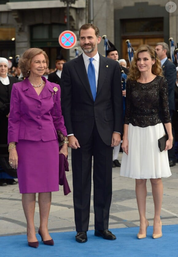 Letizia d'Espagne, son époux Felipe et la reine Sofia arrivent à la remise des Prix Prince des Asturies à Oviedo le 26 octobre 2012