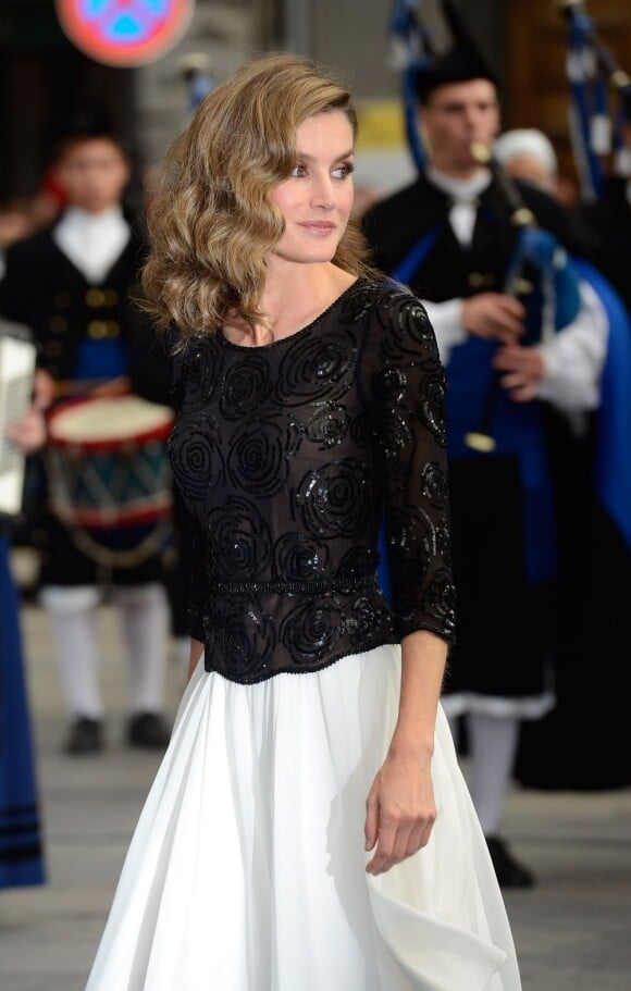 Letizia d'Espagne sublime en noir et blanc arrive à la remise des Prix Prince des Asturies à Oviedo le 26 octobre 2012