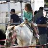 Nahla, fille de Halle Berry et Gabriel Aubry, monte un cheval en Californie le 28 octobre 2012.