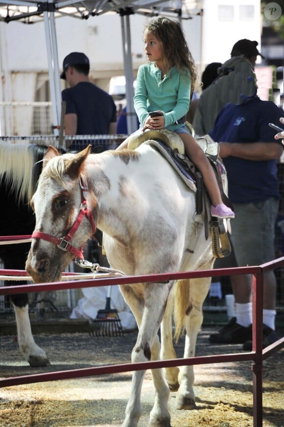 Nahla, fille de Halle Berry et Gabriel Aubry, monte un cheval en Californie le 28 octobre 2012.