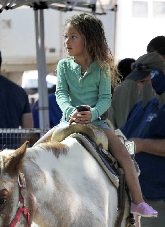Nahla, 4 ans, est parfaitement à l'aise sur son cheval. De quoi rendre sa mère Halle Berry très fière. Photo prise en Californie le 28 octobre 2012.