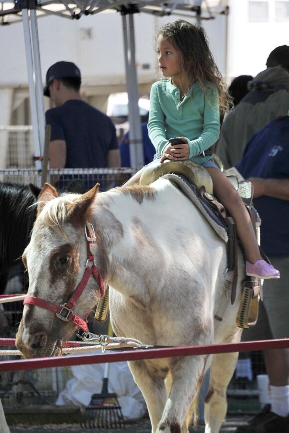 A 4 ans, Nahla, la fille d'Halle Berry monte à cheval comme une grande.