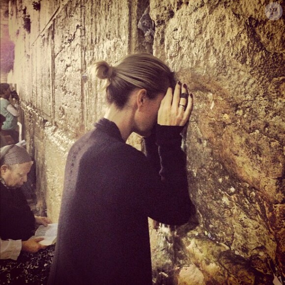 Laeticia Hallyday au Mur des Lamentations, Vieille ville de Jérusalem, le 29 octobre 2012.