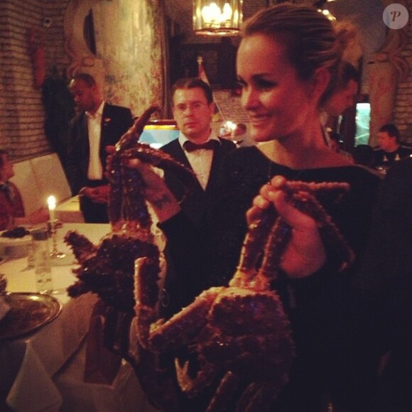 Laeticia Hallyday bien entourée dans un restaurant de Moscou, le 27 octobre 2012.