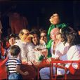 Eddie Barclay et les marionnettes du Bébête Show à la terrasse du Sénéquier, à Saint-Tropez, le 23 juillet 1985.