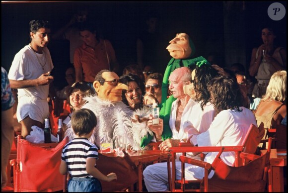 Eddie Barclay et les marionnettes du Bébête Show à la terrasse du Sénéquier, à Saint-Tropez, le 23 juillet 1985.