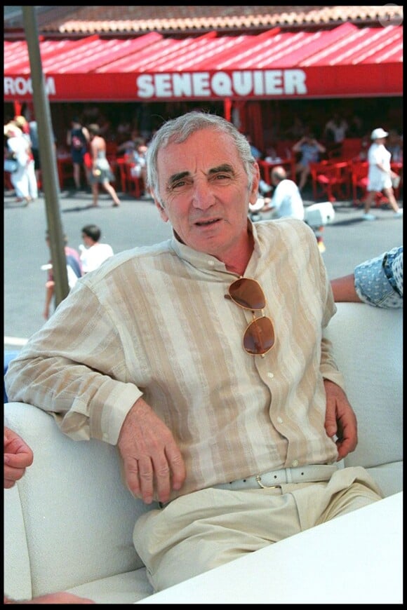 Charles Aznavour devant le Sénéquier, à Saint-Tropez, le 23 juillet 1995.