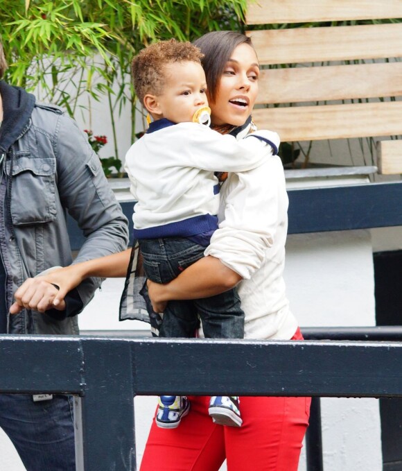 Alicia Keys avec son fils Egypt dans les bras à Londres le 26 septembre 2012.