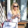 Petra Ecclestone surprise en pleine séance shopping avec une amie du côté de West Hollywood, son petit ventre rond apparent, le 30 octobre 2012